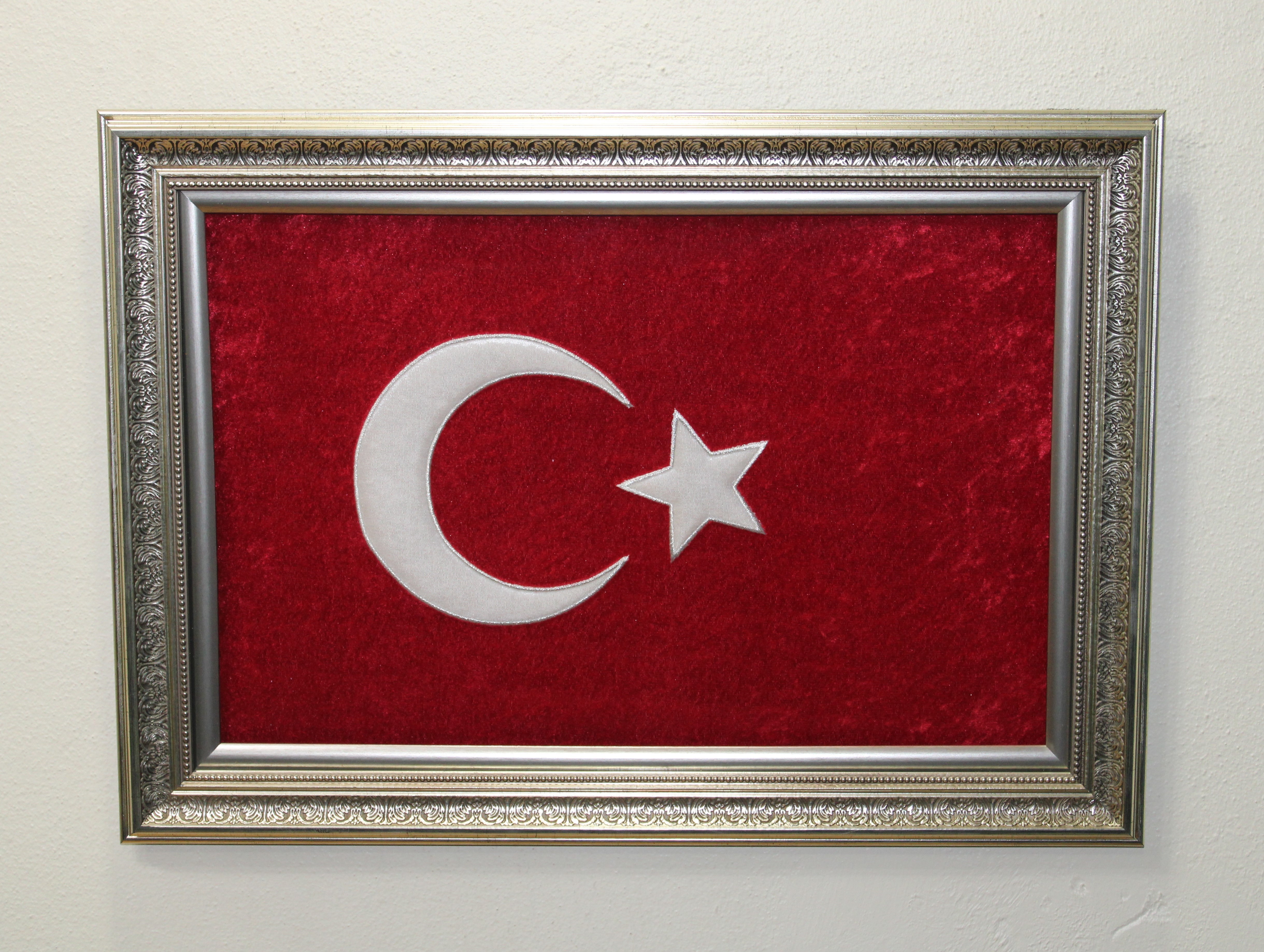 Ay yıldız işlemeli kadife zemin nakışlı tablo