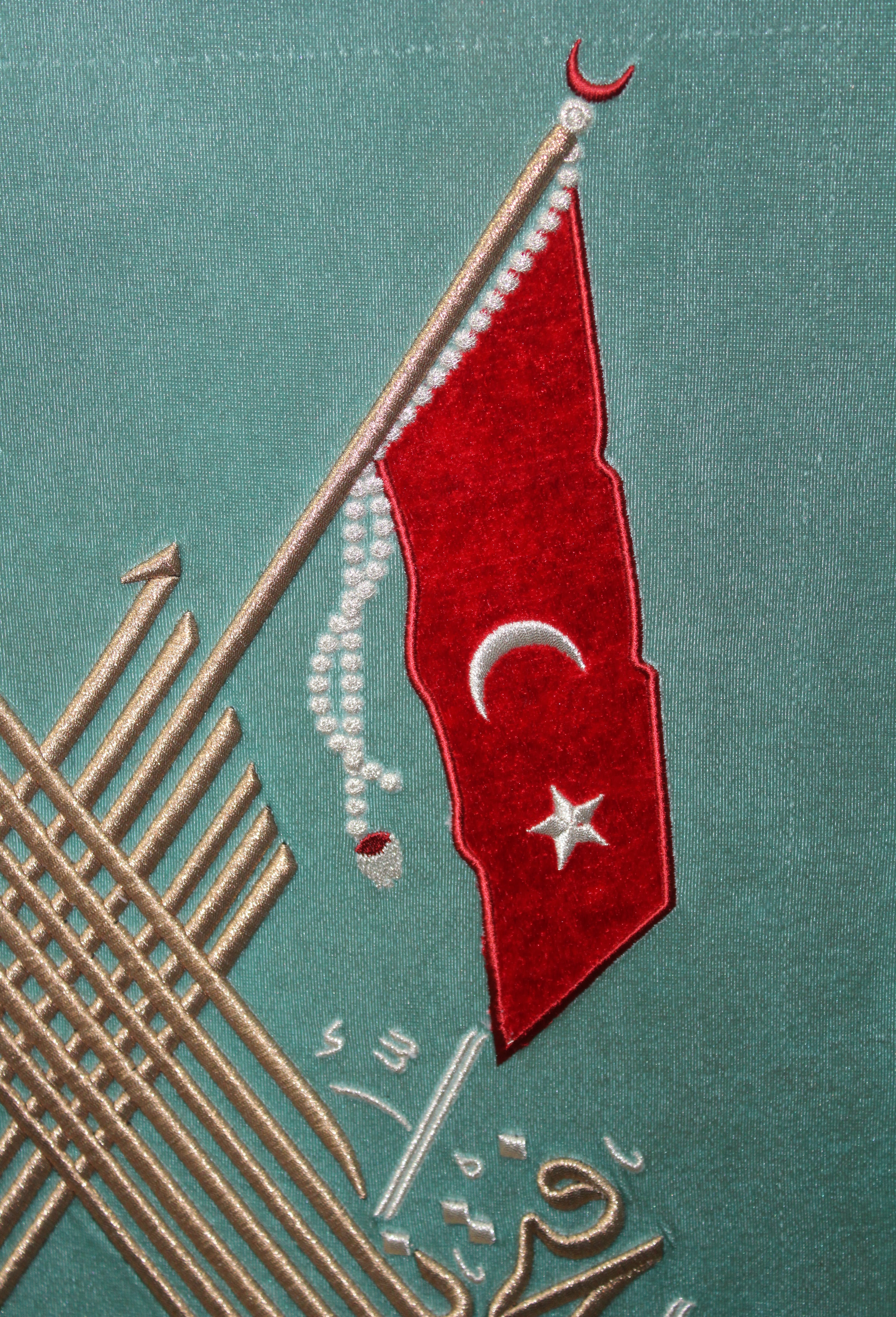 Türk Bayraklı Fetih Suresi 1. Ayet Nakışlı Hat Tablo